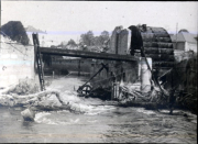 Zerstörte Brücke mit provisorischer Holzkonstruktion im Ersten Weltkrieg