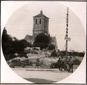 Zerstörte Kirche mit Soldaten und Wegweiser im Ersten Weltkrieg