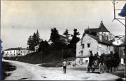 Dorfstraße mit Kirche und Pferdefuhrwerk im Ersten Weltkrieg