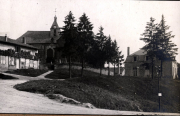 Französische Ortschaft mit Kirche und Wohngebäuden während des Ersten Weltkriegs