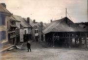 Marktplatz mit Markthalle und Geschäften in französischer Ortschaft während des Ersten Weltkriegs