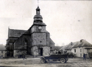 Militärfahrzeug vor französischer Dorfkirche mit Uhrenturm während des Ersten Weltkriegs