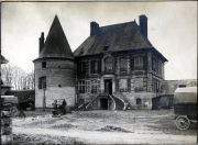 Französisches Schloss mit rundem Turm und deutscher Militärnutzung im Ersten Weltkrieg