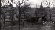 Französische Ortschaft mit Steinbrücke und Kirchturm im Ersten Weltkrieg