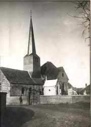 Dorfkirche mit spitzem Turm und Kriegsschäden im Ersten Weltkrieg