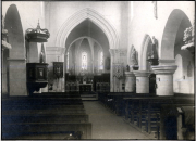 Innenansicht einer gotischen Kirche mit Kirchenbänken und Kanzel während des Ersten Weltkriegs
