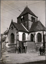 Kirche mit Glockenturm und deutschen Soldaten im besetzten französischen Ort