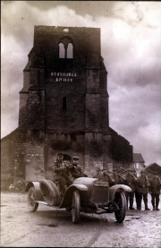 Deutsche Soldaten mit Kraftwagen vor zerstörtem Kirchturm mit Inschrift 'Restaurée en 1858'