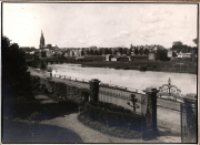 Ortschaft mit Kirche und Fluss während des Ersten Weltkriegs
