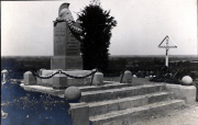 Kriegerdenkmal mit Stahlhelm und Ketten auf Friedhof im Ersten Weltkrieg
