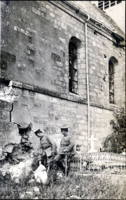 Deutsche Soldaten vor zerstörter Kirche im Ersten Weltkrieg