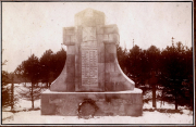 Kriegerdenkmal mit Namenstafeln im Winter, Erster Weltkrieg