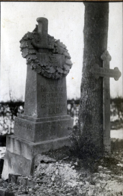 Grabstein eines deutschen Soldaten namens Rob. Jäger mit Eichenlaubkranz auf Friedhof