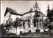 Zerstörte Kirche mit beschädigtem Dach und Glockenturm im Ersten Weltkrieg