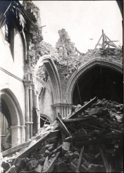 Zerstörte Kirche mit gotischen Bögen und Trümmern im Ersten Weltkrieg