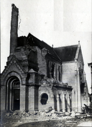 Zerstörte Kirche mit beschädigtem Turm und Mauerwerk im Ersten Weltkrieg