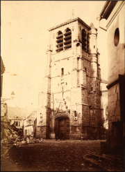 Beschädigte Kirche mit Glockenturm in französischem Dorf während des Ersten Weltkriegs