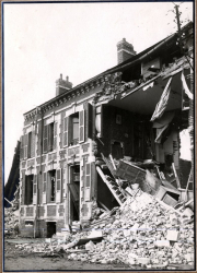 Zerstörtes Wohnhaus mit eingestürzter Fassade im Ersten Weltkrieg