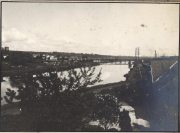 Flusslandschaft mit Brücke und Ortschaft im Bereich des Armee-Kraftwagen-Instandsetzung Parks 3