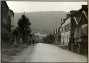 Dorfstraße in Amagne-Lucquy mit Militärfahrzeugen des Armee-Kraftwagen-Instandsetzung Parks 3