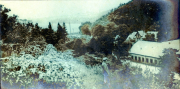 Soldat in verschneiter Landschaft mit Gebäuden im Hintergrund während des Ersten Weltkriegs