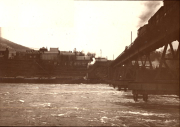 Zerstörte Eisenbahnbrücke über Fluss mit provisorischer Holzkonstruktion im Ersten Weltkrieg