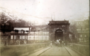 Steinbrücke mit Torturm und Wohngebäuden während des Ersten Weltkriegs
