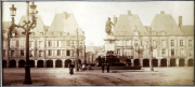 Französischer Marktplatz mit Denkmal und Arkadenhäusern während des Ersten Weltkriegs