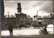 Marktplatz mit Rathaus und Militärlastwagen während des Ersten Weltkriegs