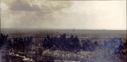 Panoramaaufnahme einer verwüsteten Landschaft mit Granattrichtern im Ersten Weltkrieg