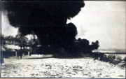 Explosion mit großer Rauchwolke in verschneiter Winterlandschaft