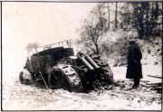 Zerstörter Lastkraftwagen im Winter bei Armee-Kraftwagen-Instandsetzung Park 3