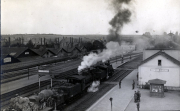 Bahnhof Amagne-Lucquy mit dampfender Lokomotive und Soldaten auf dem Bahnsteig