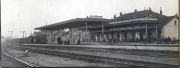 Bahnhof Amagne-Lucquy mit Eisenbahngleisen und wartenden Soldaten im Ersten Weltkrieg