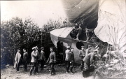 Abgeschossener deutscher Zeppelin mit Soldaten und Offizieren an der Absturzstelle