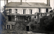 Zerstörtes Wohnhaus mit beschädigten Fenstern und Türen im Ersten Weltkrieg
