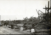 Zerstörter Bahnhof mit Eisenbahngleisen und Trümmerfeld im Ersten Weltkrieg