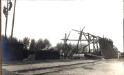 Zerstörte Eisenbahnbrücke mit Soldaten bei Aufräumarbeiten im Ersten Weltkrieg