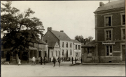 Marktplatz mit Feldbuchhandlung und Marketenderei im besetzten französischen Dorf