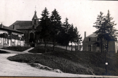 Französische Ortschaft mit Kirche und Wohngebäuden während des Ersten Weltkriegs