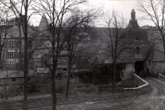 Französische Ortschaft mit Steinbrücke und Kirchturm im Ersten Weltkrieg