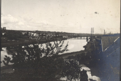 Flusslandschaft mit Brücke und Ortschaft im Bereich des Armee-Kraftwagen-Instandsetzung Parks 3