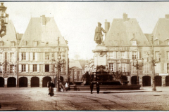 Französischer Marktplatz mit Denkmal und Arkadenhäusern während des Ersten Weltkriegs
