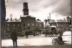 Marktplatz mit Rathaus und Militärlastwagen während des Ersten Weltkriegs