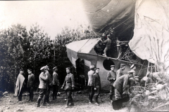 Abgeschossener deutscher Zeppelin mit Soldaten und Offizieren an der Absturzstelle
