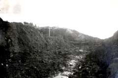 Zerstörte Landschaft mit Kratern und Hügeln im Ersten Weltkrieg
