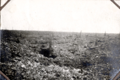 Zerstörte Schlachtfeldlandschaft mit Granattrichtern und Stacheldraht in Frankreich