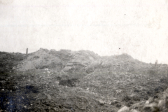 Zerstörte Landschaft mit Erdwällen und Trümmern an der Westfront