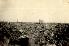 Zerstörte Landschaft mit Schützengräben an der Westfront in Frankreich