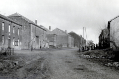 Dorfstraße in französischem Ort während deutscher Besatzung im Ersten Weltkrieg